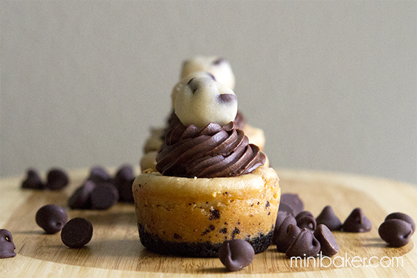 Mini Cheesecake with Cookie Dough Crust Mini Cheesecake with Cookie Dough Crust