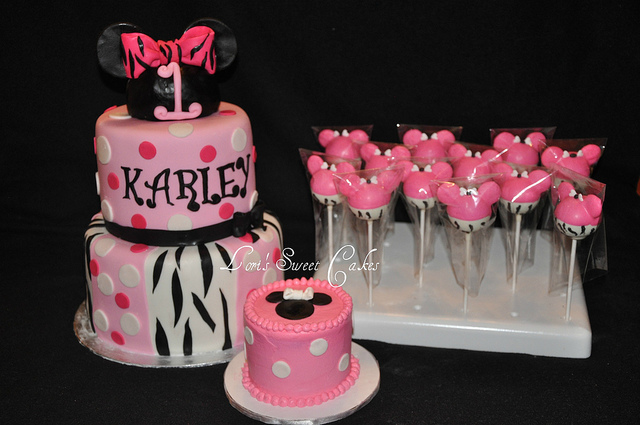 Minnie Mouse Cake Pops Minnie Mouse Cake Pops
