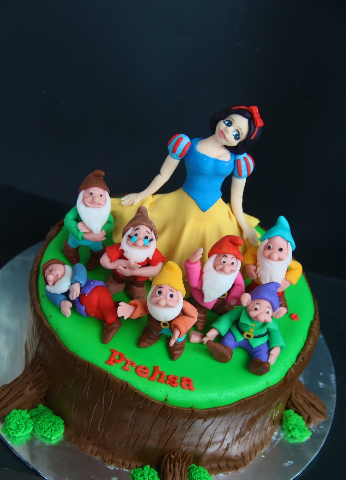 Snow White and Seven Dwarfs Cake Snow White and Seven Dwarfs Cake
