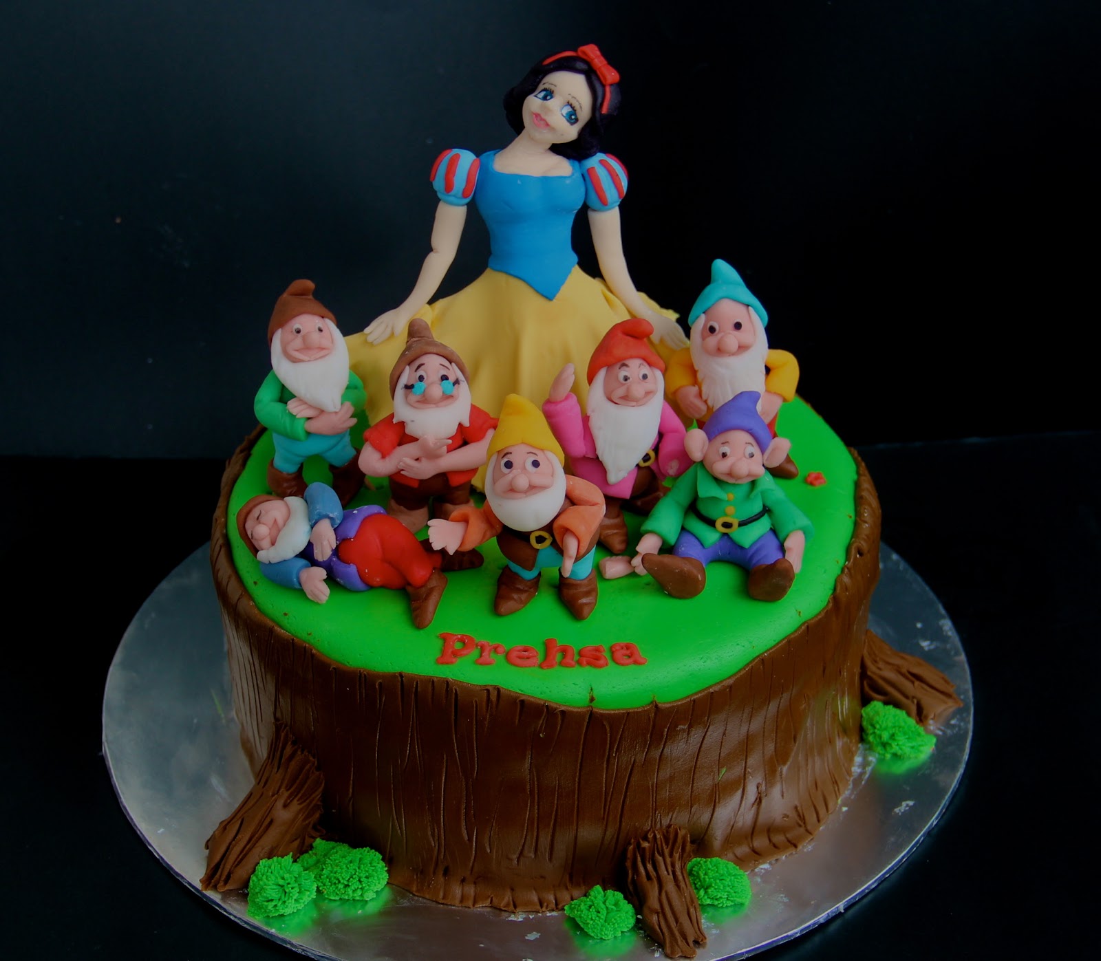 Snow White and Seven Dwarfs Cake