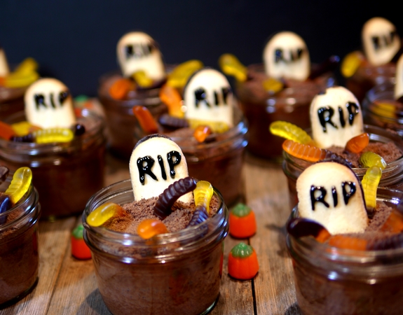 Spooky Graveyard Mason Jar Cakes