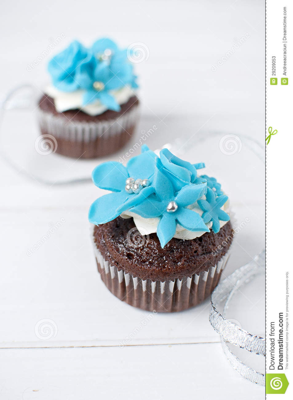 Wedding Cupcakes with Fondant Flowers