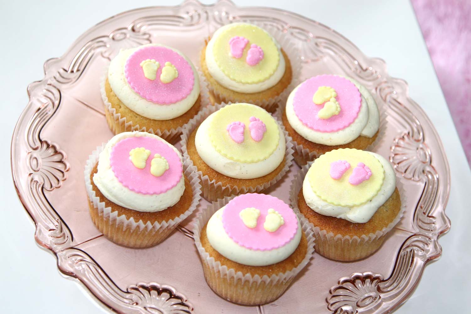 Baby Shower Frosting Cakes with Cupcakes