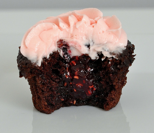 Chocolate Cupcakes with Raspberry Filling Chocolate Cupcakes with Raspberry Filling