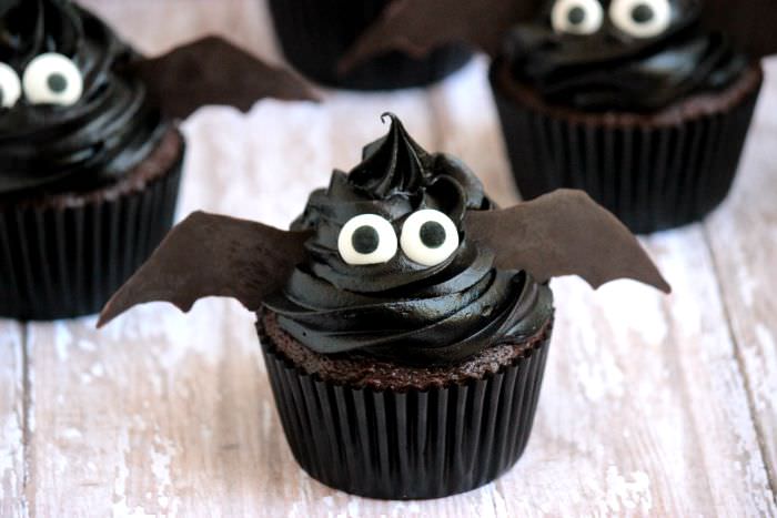 Easy Halloween Cupcakes Bat