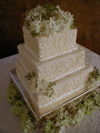 Elegant Wedding Cakes with Crystals Elegant Wedding Cakes with Crystals