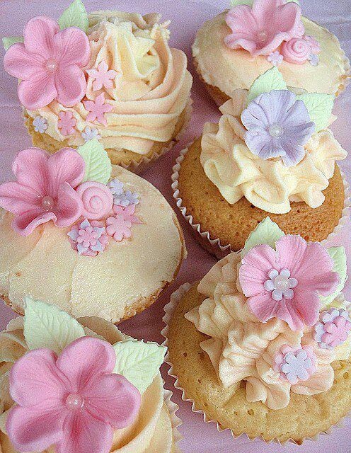 Fondant Flower Cupcakes