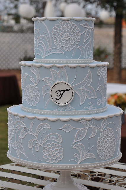 Vintage Blue and White Wedding Cake