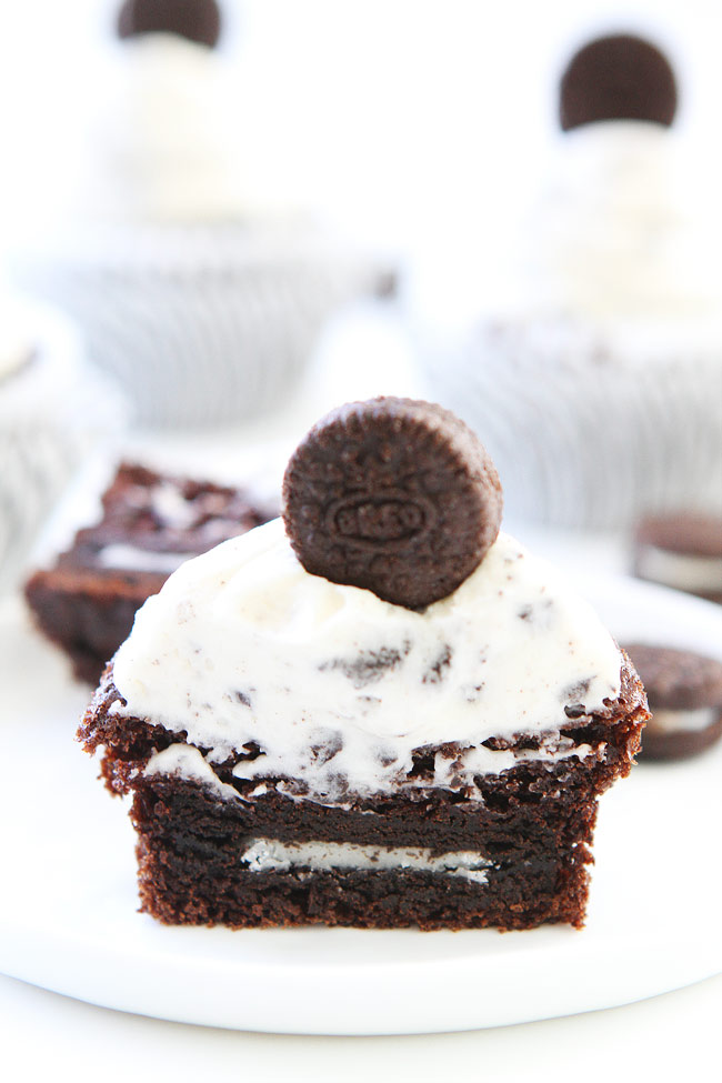 Frosting Cupcakes with Oreo Cookies and Cream