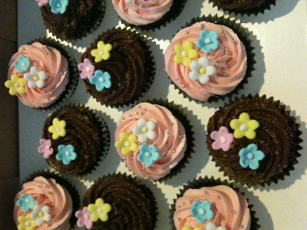 Gold and White Birthday Cup Cakes