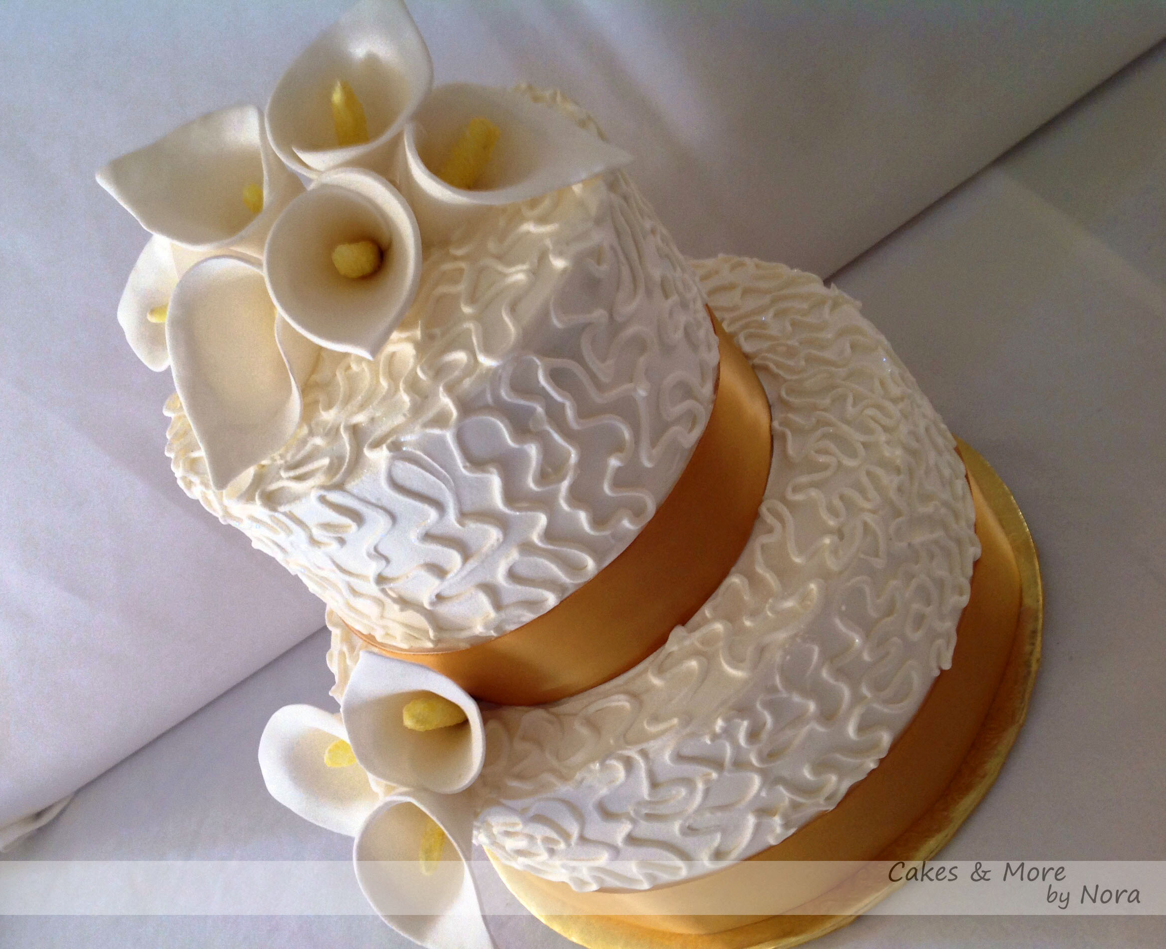 Golden Wedding Anniversary Cakes with Flowers