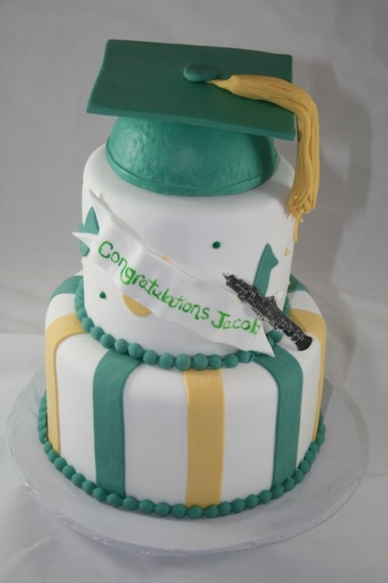 8 Photos of Green And Gold Graduation Cakes