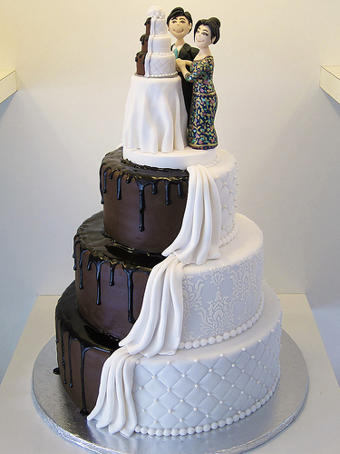 Half White Half Chocolate Wedding Cake Half White Half Chocolate Wedding Cake