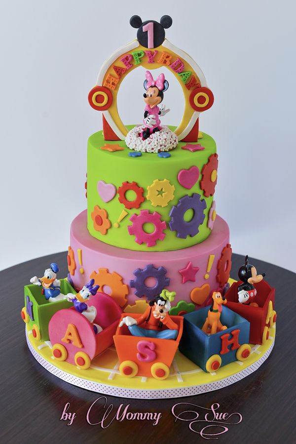 Minnie Mouse Clubhouse Cake
