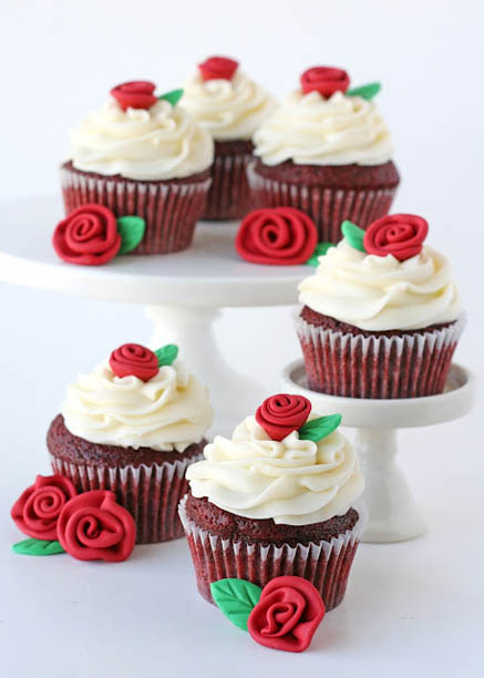 Red Velvet Cupcakes with Roses Red Velvet Cupcakes with Roses