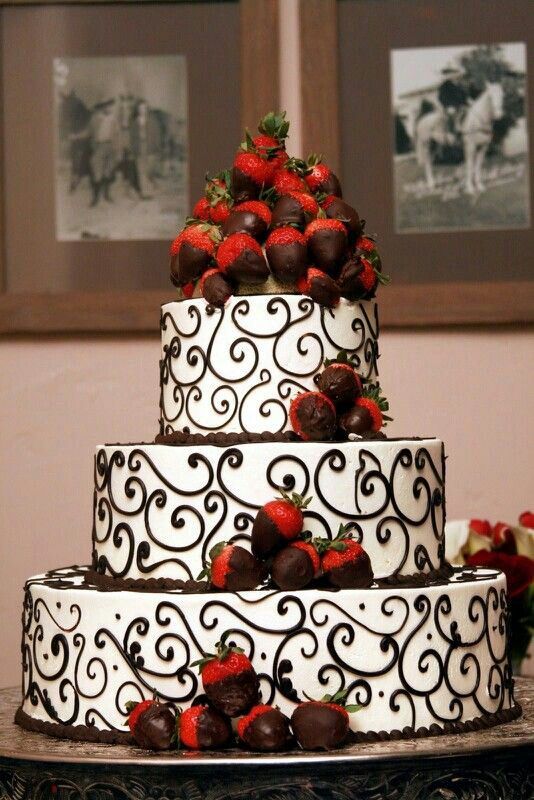 Wedding Cake with Chocolate Covered Strawberries Wedding Cake with Chocolate Covered Strawberries