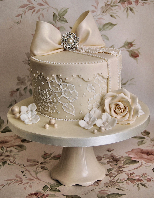 12 Photos of Scalloped Lace And Pearl Vintage Cakes 12 Photos of Scalloped Lace And Pearl Vintage Cakes
