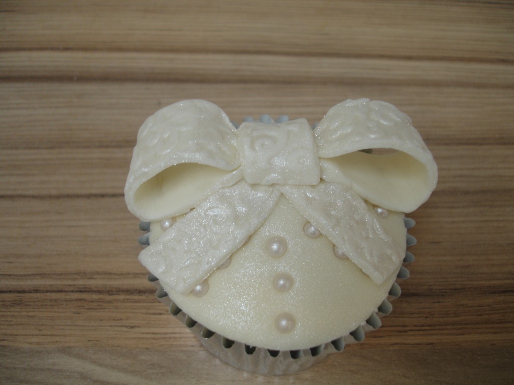 Bows and Pearls Cupcakes