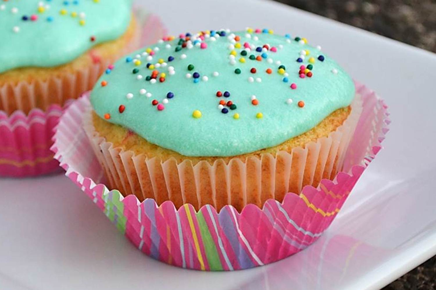 Cupcakes with Vanilla Frosting