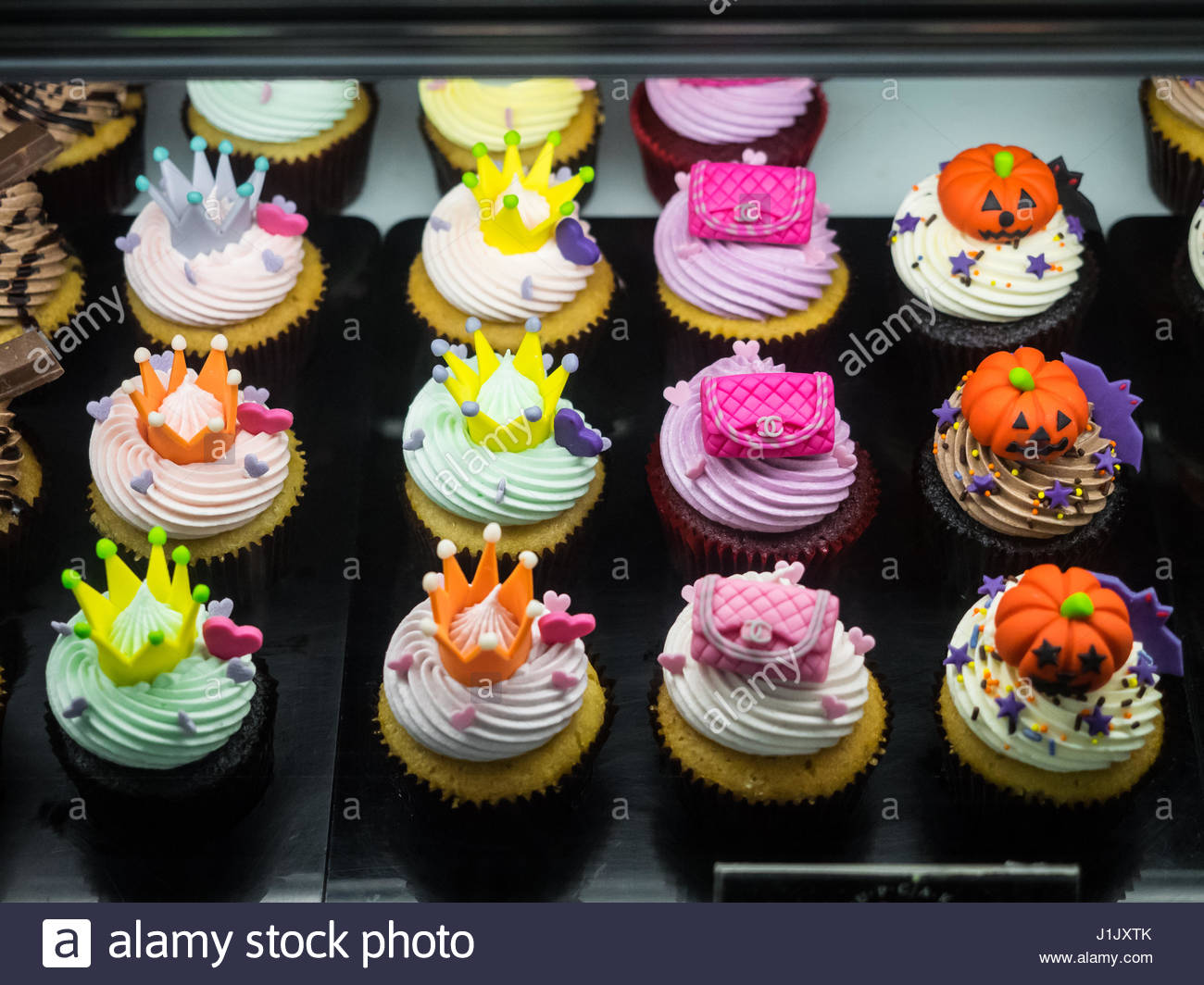 Fancy Black and Gold Cupcakes