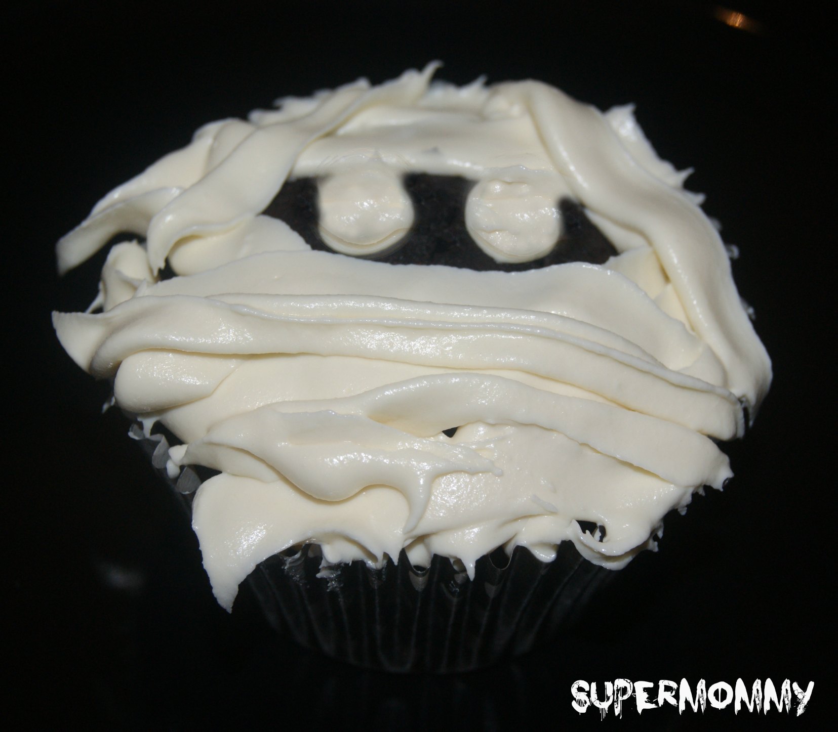 How to Make Halloween Mummy Cupcakes How to Make Halloween Mummy Cupcakes