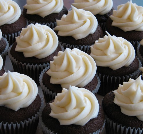 Icing Cupcakes with Piping Bag