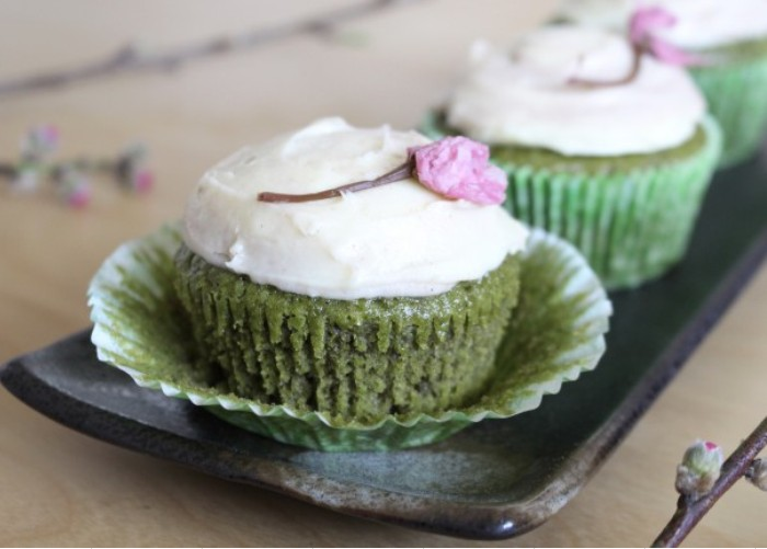 White Chocolate Cupcakes with Frosting