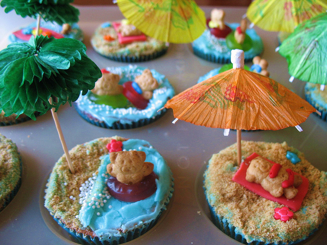 Beach Cupcakes with Teddy Graham's Beach Cupcakes with Teddy Graham's