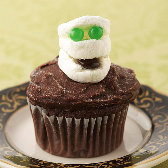 Easy Halloween Cupcakes Mummy