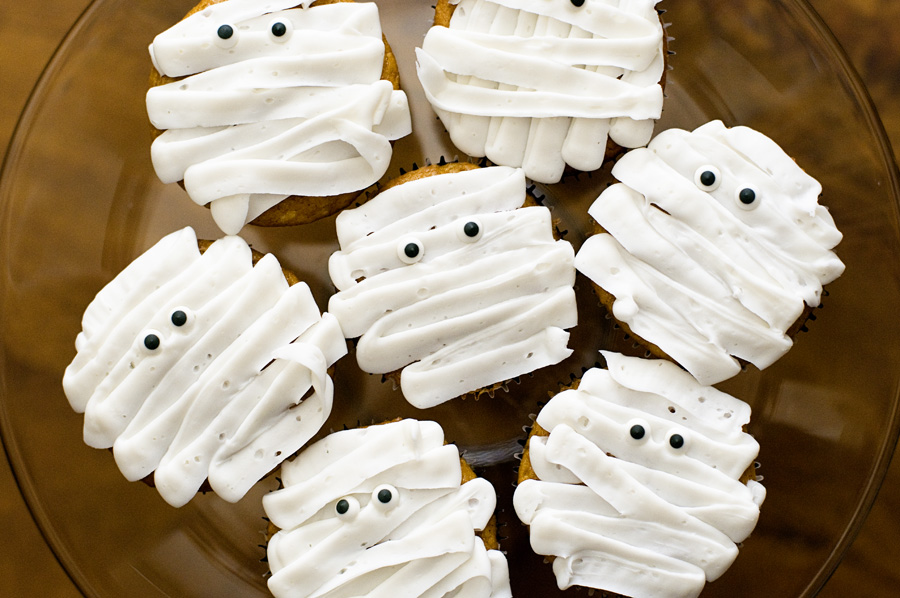 Easy Halloween Cupcakes Mummy