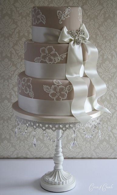 Elegant & Beautiful Wedding Cake Elegant & Beautiful Wedding Cake