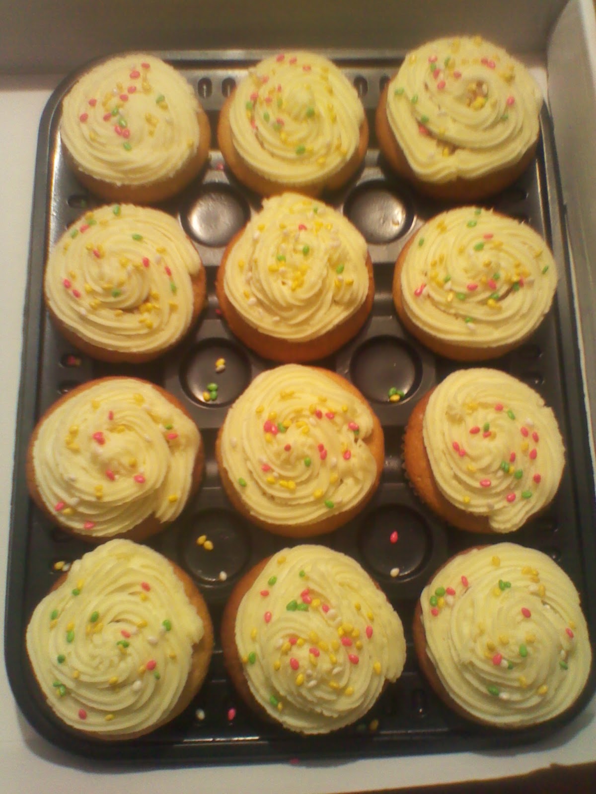 Frosted Cupcakes with Fruit Frosted Cupcakes with Fruit