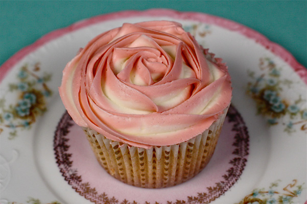 How to Two Tone Buttercream Rose Cupcakes