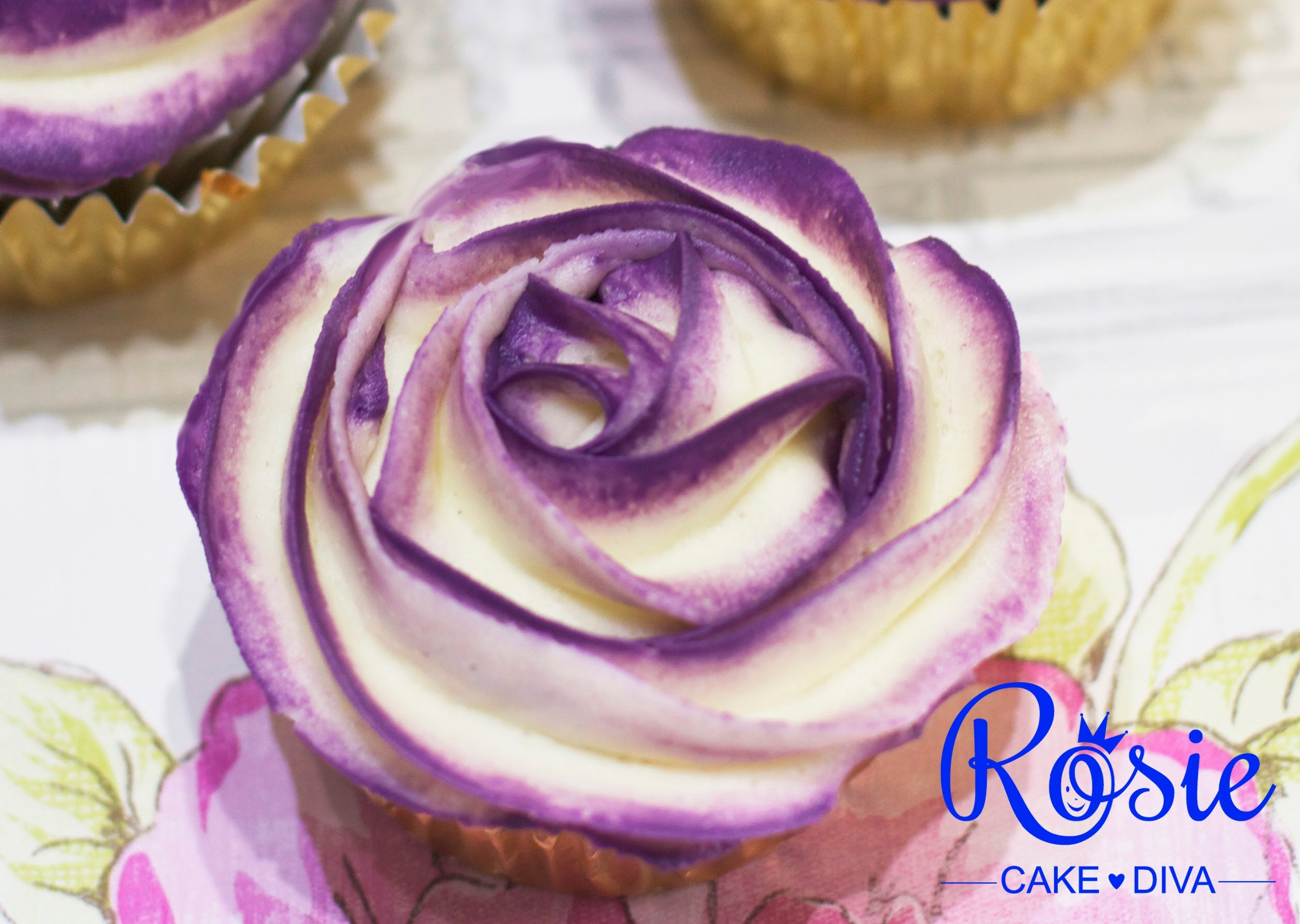 How to Two Tone Buttercream Rose Cupcakes