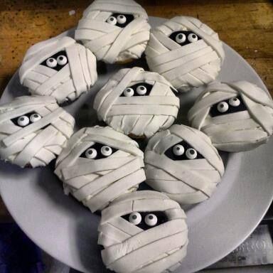 Mummy Halloween Cake and Cupcakes