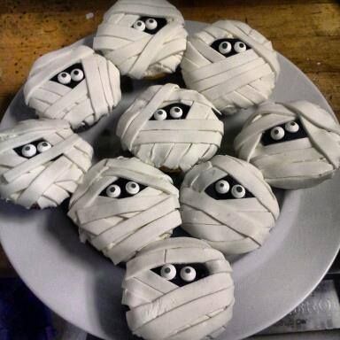 Mummy Halloween Cake and Cupcakes Mummy Halloween Cake and Cupcakes