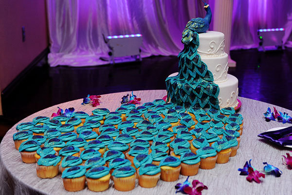 Peacock Wedding Cake with Cupcakes Peacock Wedding Cake with Cupcakes