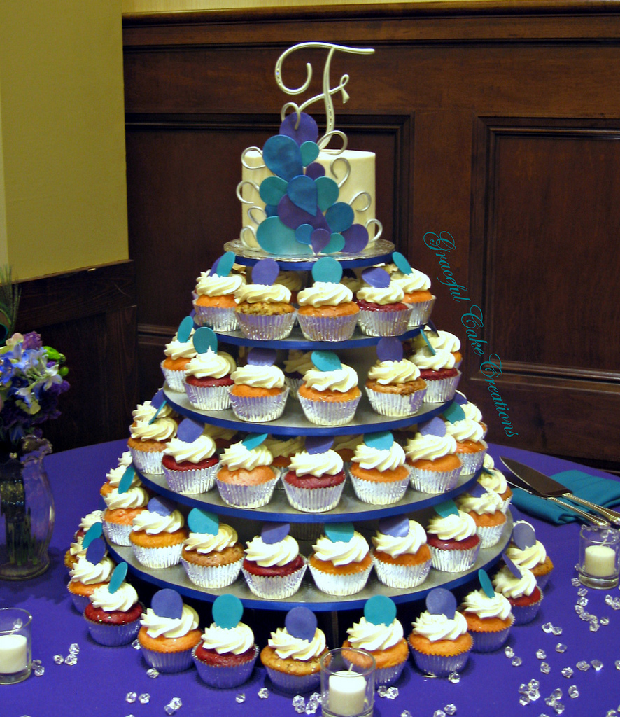 Peacock Wedding Cake with Cupcakes Peacock Wedding Cake with Cupcakes