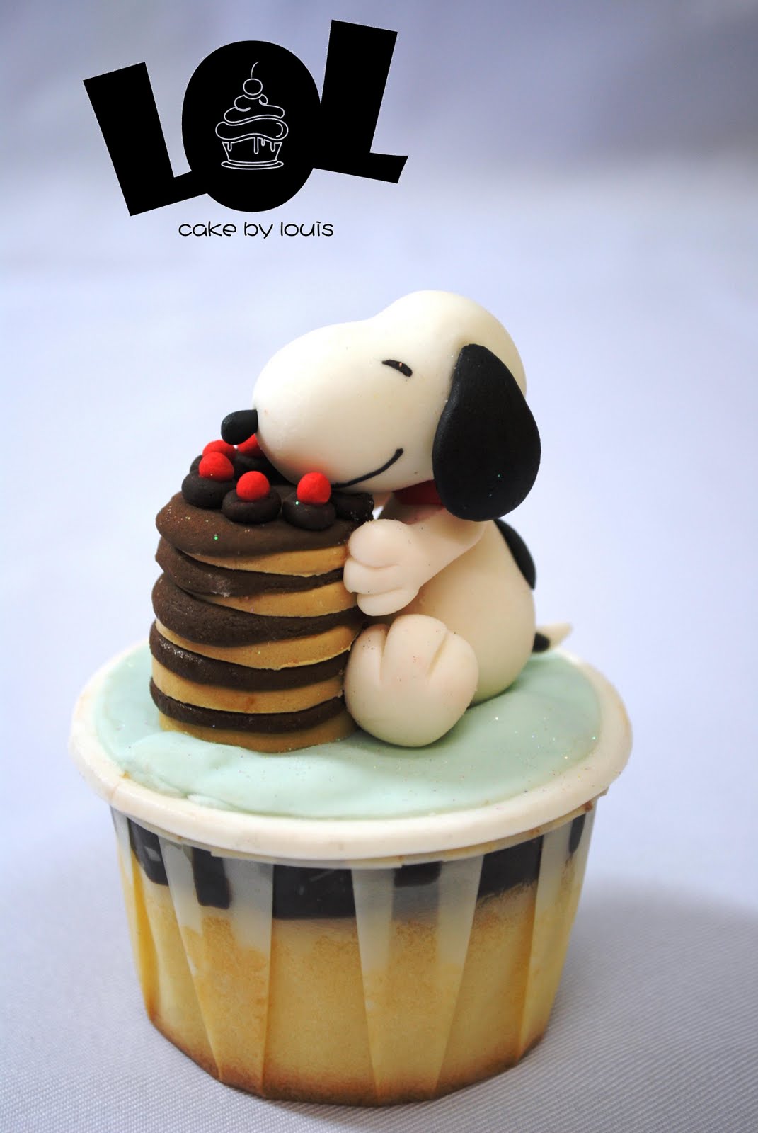 Snoopy Cupcake Cake