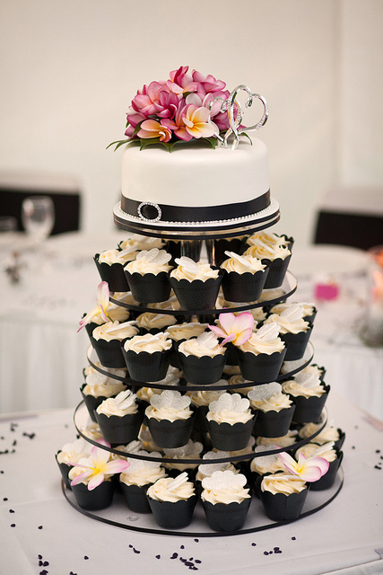 Black and White Wedding Cake Cupcakes