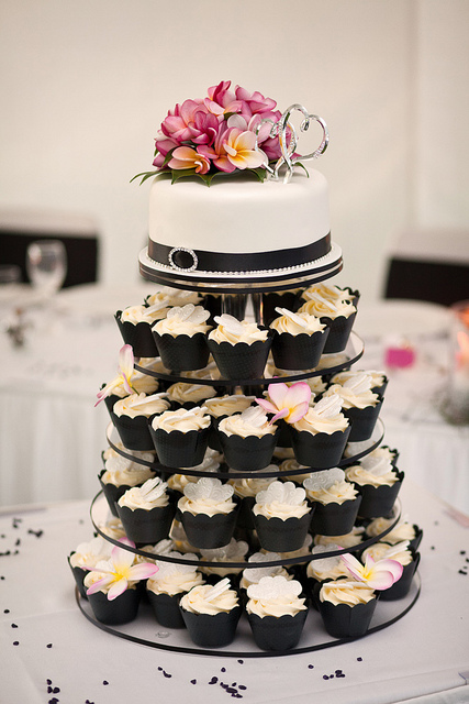 Black and White Wedding Cake Cupcakes Black and White Wedding Cake Cupcakes