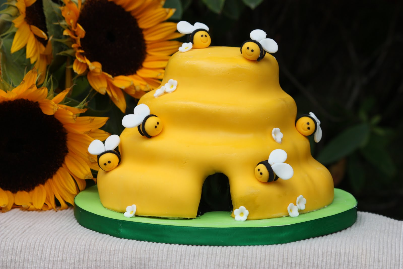 Bumble Bee Birthday Cake