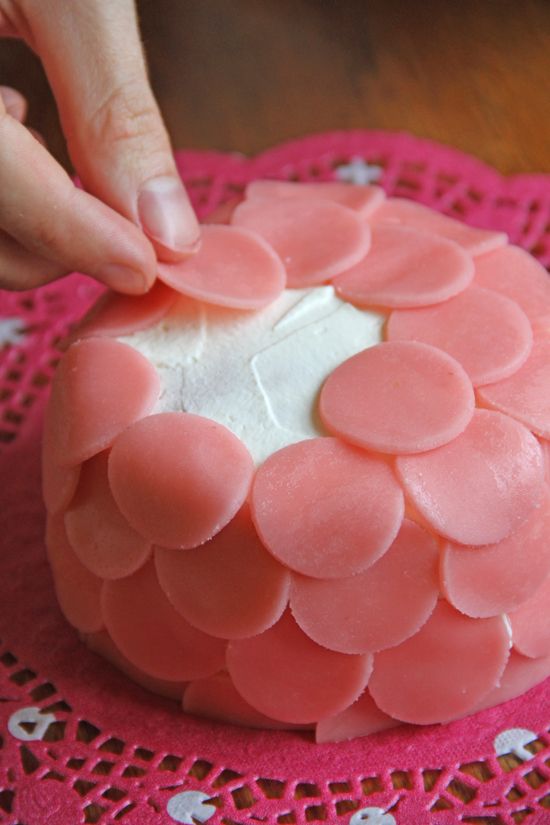 Decorating with Marshmallow Fondant Cake Decorating with Marshmallow Fondant Cake