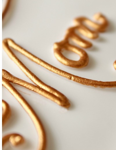 How to Make Metallic Gold Icing