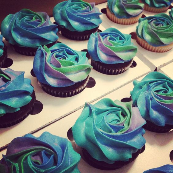 Peacock Cake with Cupcakes Peacock Cake with Cupcakes
