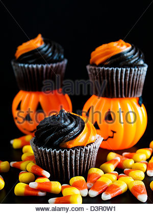 Black and Orange Halloween Cupcakes Black and Orange Halloween Cupcakes