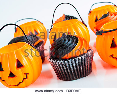 Black and Orange Halloween Cupcakes Black and Orange Halloween Cupcakes