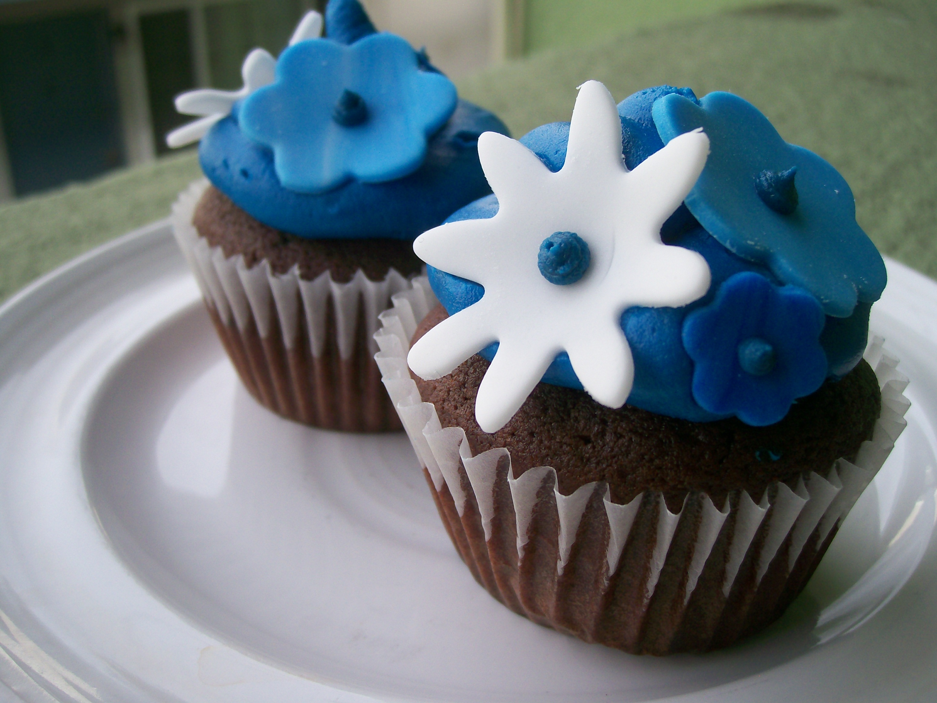 Blue Cupcakes with Cake Flowers Blue Cupcakes with Cake Flowers