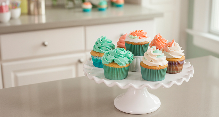 Decorating Cupcakes with Buttercream Frosting Decorating Cupcakes with Buttercream Frosting