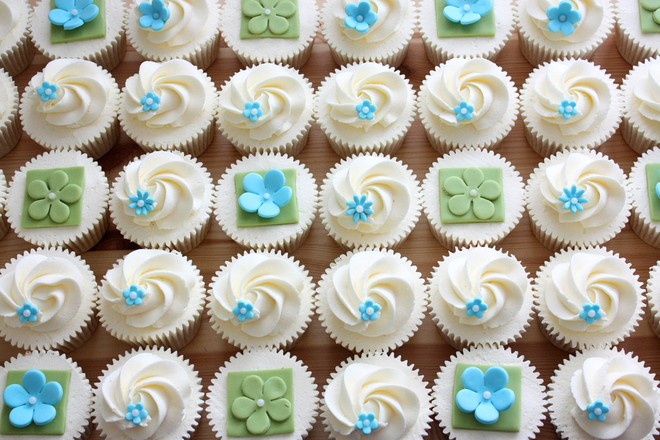 Decorating Cupcakes with Buttercream Decorating Cupcakes with Buttercream